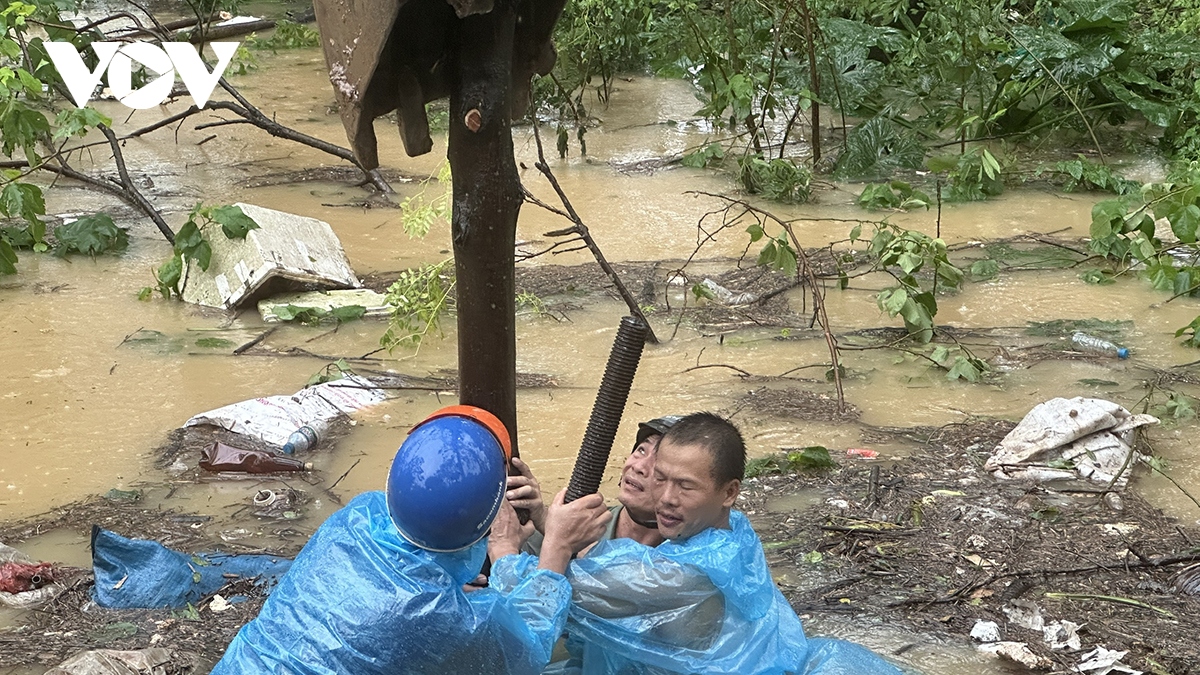 Người dân bãi Thúy Lĩnh (Hà Nội) căng mình chặn nước lũ tràn vào khu dân cư